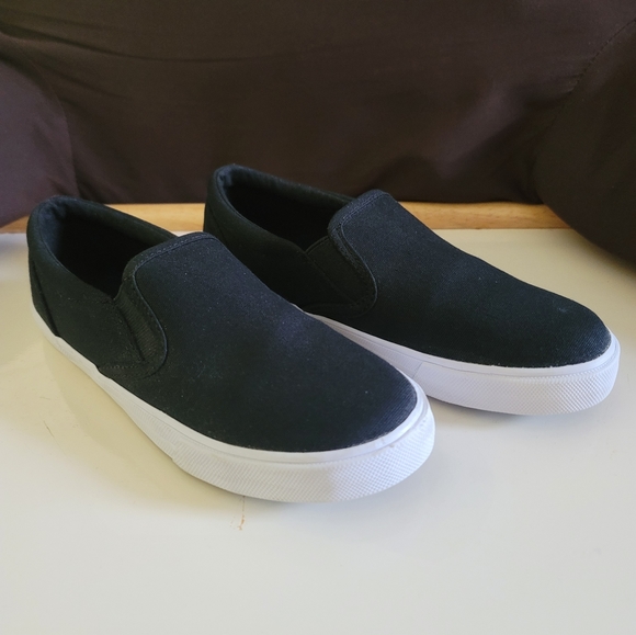 NWOT Childrens Place Slip on Canvas Sneakers Size 3 - Picture 2 of 9
